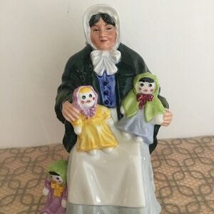 ROYAL DOULTON THE RAG DOLL SELLER FIGURINE HN 2944